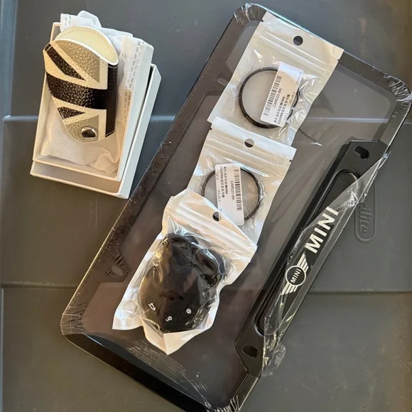 Mini Cooper Black White Accessory Set license plate frame bolt key fob protector - Picture 1 of 2